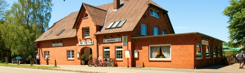 Zum Dorfkrug in Ammersbek, Landkreis Stormarn, seit 1943 als Auflugsziel mit Biergarten.